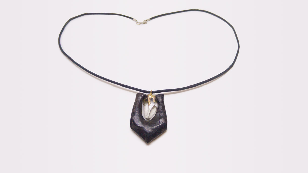 255 Aufgehängt und Eingebaut Anhänger, Mooreiche, Bergkristall, goldgefasst