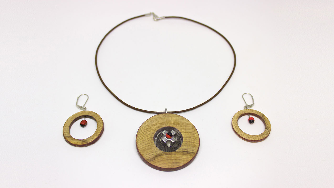 99 Halskette und Ohrhänger Pfeffer im Getriebe, Buche und Stahlmahlwerk