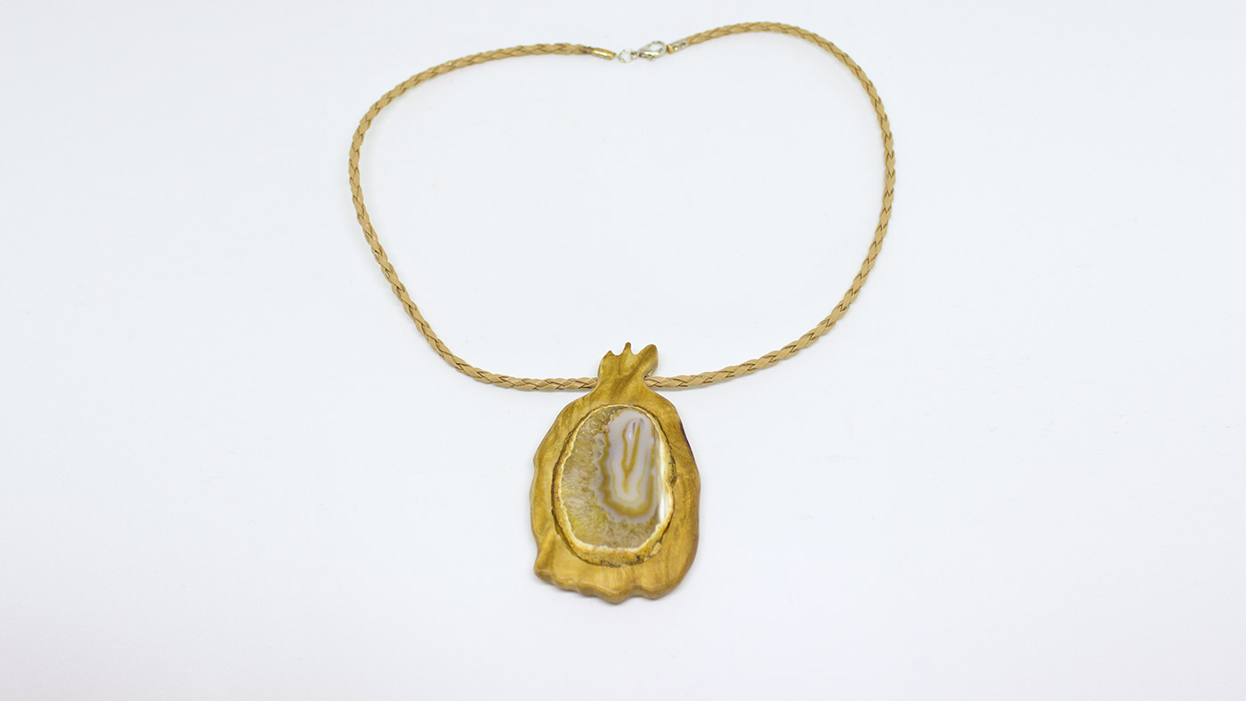 114 Anhänger, Olivenholz und Achat