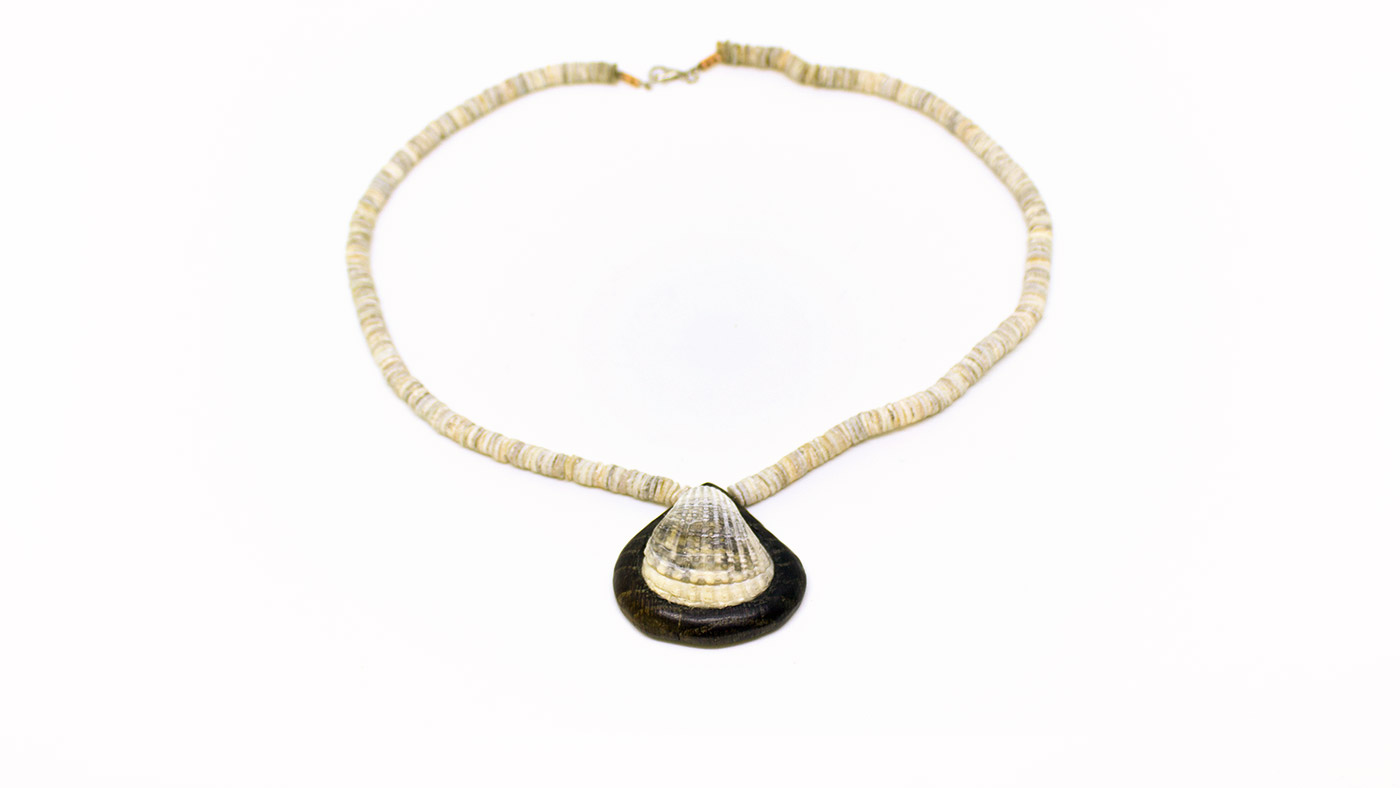 117 Halskette Bornholm, Mooreiche und Muschelschalen