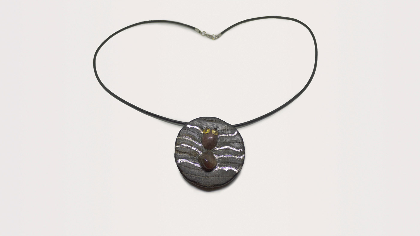 217 Krabbeltier Anhänger Mooreiche, Bernstein, Messing, Blattsilber